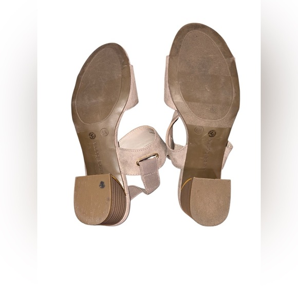 Liz Claiborne LC Clashing Low Heel Sandal Beige Suede Gold Accents Size 6.5 - Picture 9 of 10